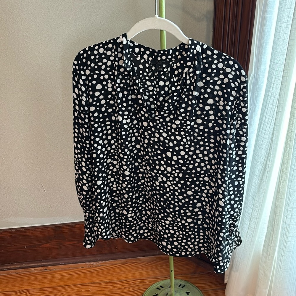 ANN TAYLOR BLACK AND WHITE PATTERNED BLOUSE SIZE MEDIUM PETITE